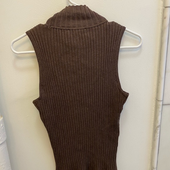 Host Pick | Sleeveless Mock-Neck Sweater - Picture 2 of 4